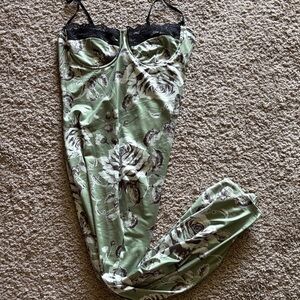 Source Unknown Green Floral Pajama Set